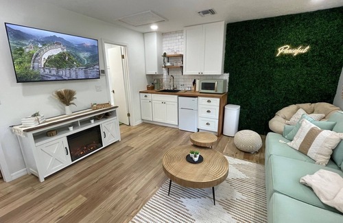 Lake Mary Cottage | Back to School Special! Cozy Cottage with queen bed & nearby pickleball courts
