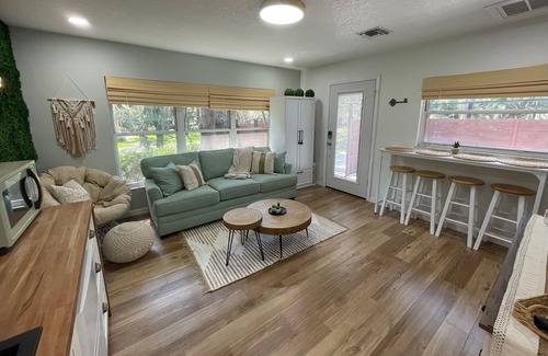 Lake Mary Cottage | Back to School Special! Cozy Cottage with queen bed & nearby pickleball courts