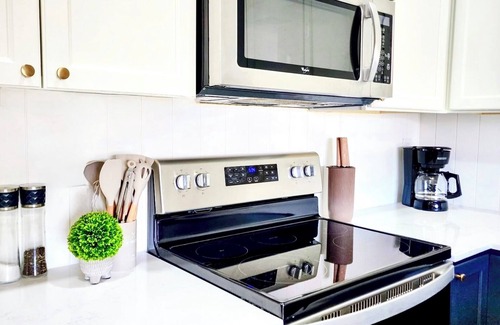 McKinney House | Backyard Bliss in McKinney – Fire Pit, Hot Tub & Lounge Area