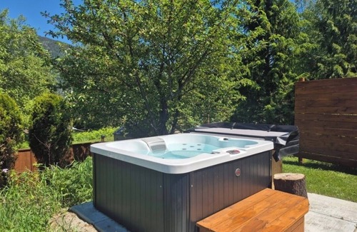 Taghum Cabin | Backyard Guesthouse near Nelson w/Hot Tub