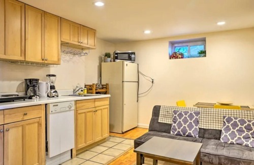 Newton Corner Condo | ★ Backyard ★ Walk & Close to Everywhere ★ 1BR ★ Comfy ★ Cozy ★ Entire Apartment