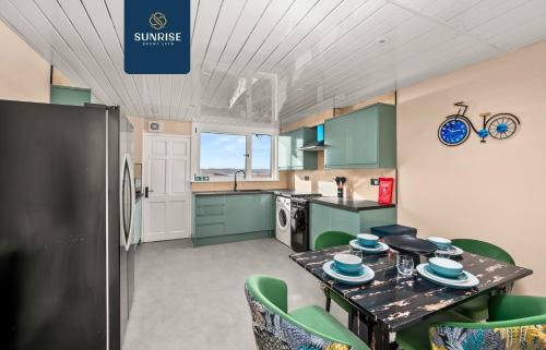 Dundee House | Baffin Townhouse - 3 bedrooms with 4 beds, Newly Refurbished, Fully Equipped, Free Parking, Amazing Views - Long Stays Available, INVOICE and REDUCED PRICE only via SUNRISE SHORT LETS Dundee