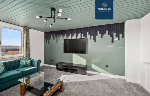 Dundee House | Baffin Townhouse - 3 bedrooms with 4 beds, Newly Refurbished, Fully Equipped, Free Parking, Amazing Views - Long Stays Available, INVOICE and REDUCED PRICE only via SUNRISE SHORT LETS Dundee
