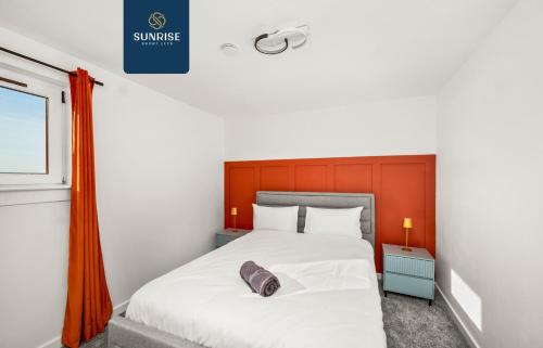 Dundee House | Baffin Townhouse - 3 bedrooms with 4 beds, Newly Refurbished, Fully Equipped, Free Parking, Amazing Views - Long Stays Available, INVOICE and REDUCED PRICE only via SUNRISE SHORT LETS Dundee