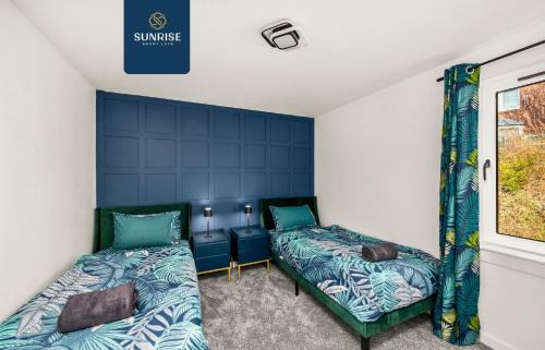 Dundee House | Baffin Townhouse - 3 bedrooms with 4 beds, Newly Refurbished, Fully Equipped, Free Parking, Amazing Views - Long Stays Available, INVOICE and REDUCED PRICE only via SUNRISE SHORT LETS Dundee