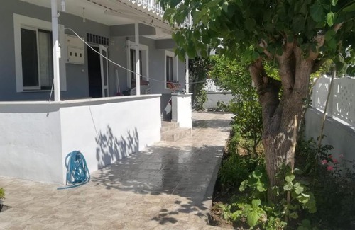 Aliaga Apartment | Bahçeli deniz kenarında daire