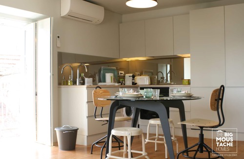Misericordia Apartment | BAIRRO BICA- Apartment by the river - Air Conditioning/Elevator- Up to 3 pax+baby