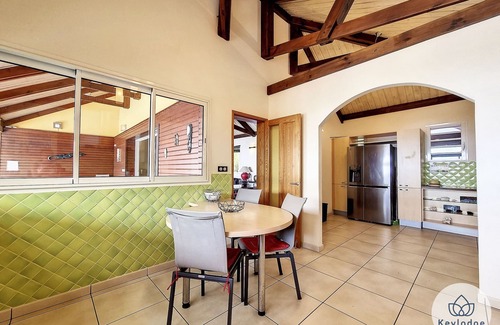 Les Avirons Ski Chalet | Balcons du Sud, Villa Perle de l’Océan - Infinity pool with a sea view - Les Avirons