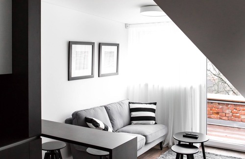 Liberty Avenue Apartment | Balcony 1 BD Main Street Apartment by Hostlovers