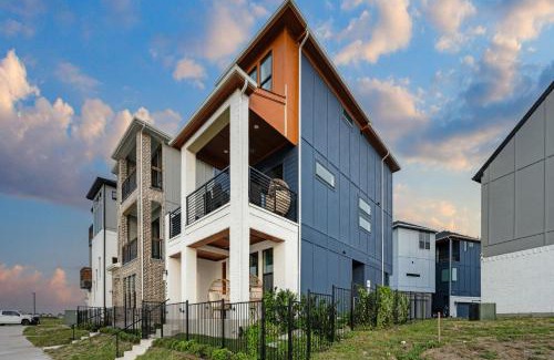 Rowlett House | Balcony 3br Retreat With Lake View