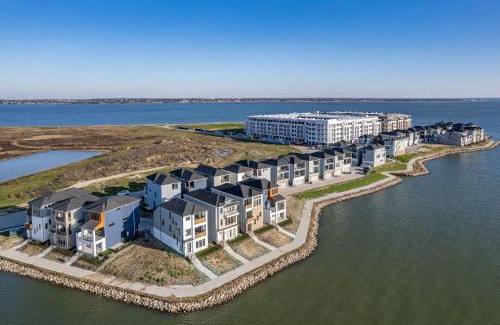Rowlett House | Balcony 3br Retreat With Lake View