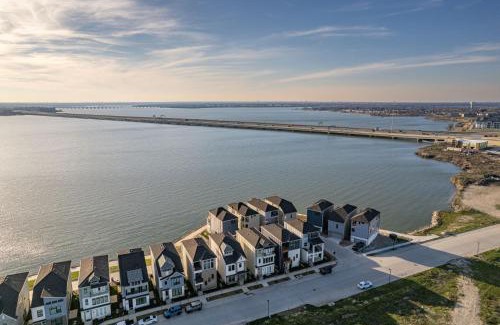 Rowlett House | Balcony 3br Retreat With Lake View