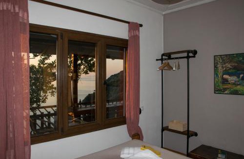 Zagora-Mouresi House | Balcony on the Rocks