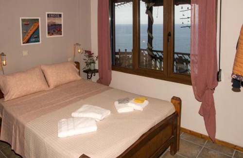 Zagora-Mouresi House | Balcony on the Rocks
