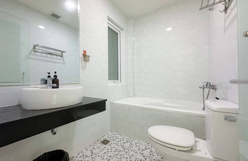 Phu My Hung Apartment | Balcony studio with bathtub in D7