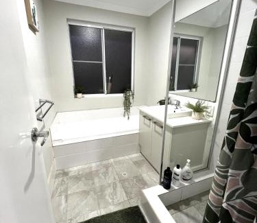 Baldivis House | Baldivis Home Close to IGA, CAFE, Restaurants, 15 mins to beach