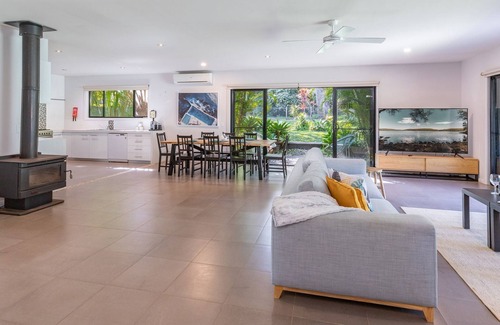 Tarbuck Bay House | Bali by the Bay- Coastal retreat in Tarbuck Bay