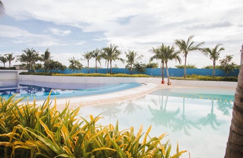 San Fernando Condo | Bali-Themed Studio with Pool View Balcony, Ps4, Instax, Netflix & Karaoke