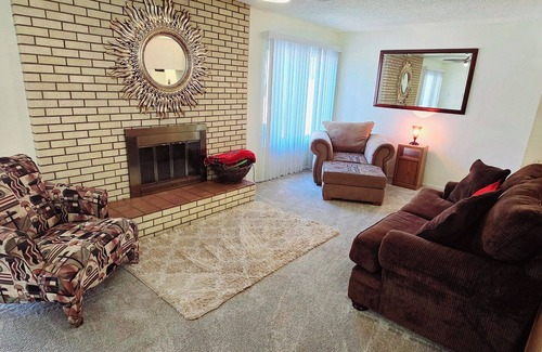 Taylor Ranch House | Balloon Haven, King Bed, Cozy Fireplace, Office, Foosball, Crib 3br 2ba