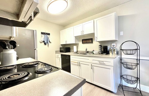 Albuquerque Apartment | Balloon Route 66/Pool/Gated/Covered Free Parking/Playground/Centrally Located