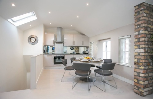 City Centre Dublin Cabin | Ballsbridge Superb 3 Bedroom 2 Bathrooms Duplex Lodge - free parking - sleeps 8