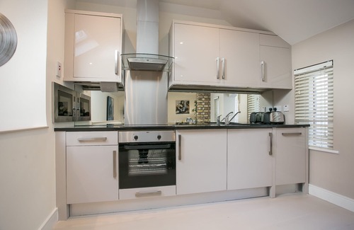 City Centre Dublin Cabin | Ballsbridge Superb 3 Bedroom 2 Bathrooms Duplex Lodge - free parking - sleeps 8
