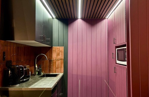 Balmain Apartment | Balmain Village Retreat | AC + Parking | 3kms to City