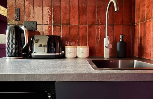 Balmain Apartment | Balmain Village Retreat | AC + Parking | 3kms to City
