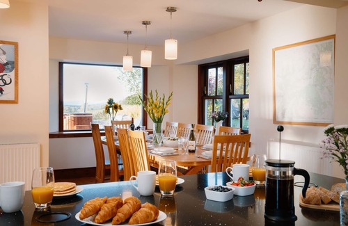 Grantown-on-Spey Cottage | Balvattan Farmhouse - a lodge that sleeps 10 guests in 5 bedrooms
