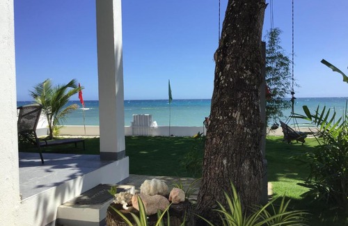 Dimiao Villa | BambooBeachVilla1 AC New OCEANFRONT POOL sunsetview garden kitchen SATELLITE STARLINK WI-FI