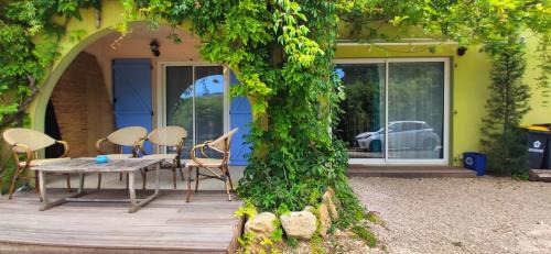 Chateauneuf-Grasse Apartment | Bambou entre Mer et Montagnes