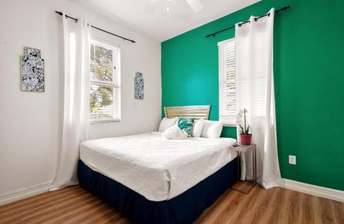 Orlovista House | Banana Leaf Villa-Honey Combo Rooms