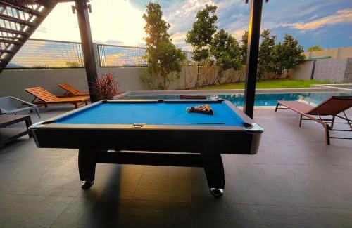 Choeng Thale Villa | BangTao 6卧别墅18米 竞赛级泳池 工业风设计美学 游戏娱乐层 家庭度假 团体聚会