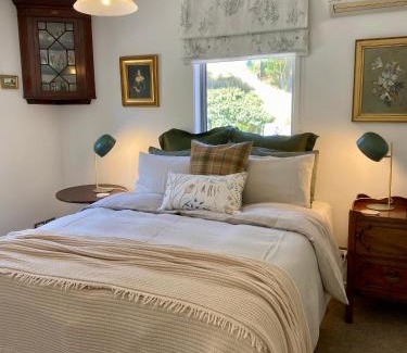 Lowburn House | Bannock Brae Vineyard Cottage