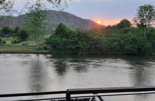 Kanchanaburi Resort | Bansuanmaenam(บ้านสวนแม่น้ำ):sunset view room