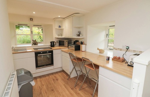 Ottery St Mary Cottage | BANTAM COTTAGE, pet friendly, with a garden in Ottery St Mary