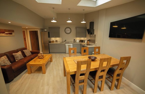 Adderbury Cottage | Banwell-luxury 4 bedroom cottage in Oxfordshire: families, groups, pets, wi-fi