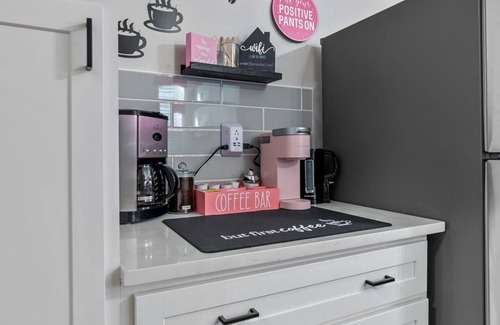 Southwest Garden Apartment | Barbie's Dreamhouse - Sleeps 6 Near Botanical Gardens & Tower Grove Park