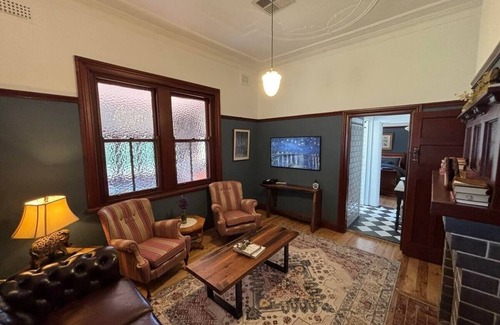 Gunning House | Barbour House - Self Contained BnBnnSharennSave