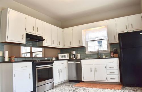 Lake Claire House | Barb’s hip bungalow in historic Lake Claire w/in walking distance to lots of fun