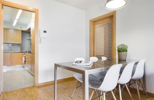 Sant Gervasi Apartment | Barcelona's Center Business Apartment with Balcony