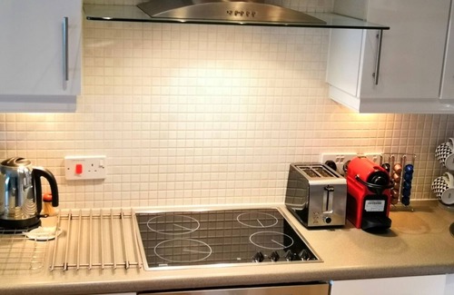 City Centre Apartment | Bard's Nest, central, FREE allocated parking, 3 mins walk to Birthplace.