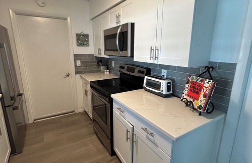 Venice Gardens House | Barefoot Dreams 2 Bed 2 Bath Private Pool Home - Fenced In Yard -10 min to beach