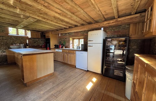 Maidensgrove House | Barn conversion, 10 mins from Henley-on-Thames. Tennis court & indoor pool.