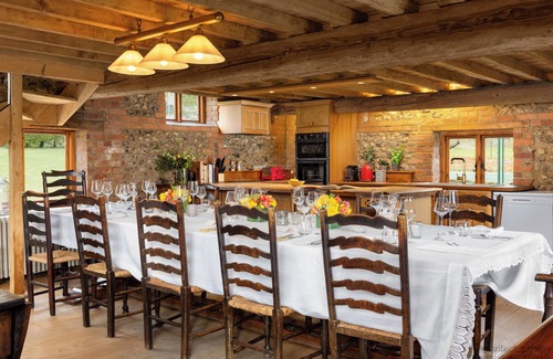 Maidensgrove House | Barn conversion, 10 mins from Henley-on-Thames. Tennis court & indoor pool.