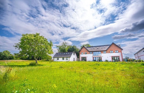 Stafford House | Barn House & Spacious & Countryside