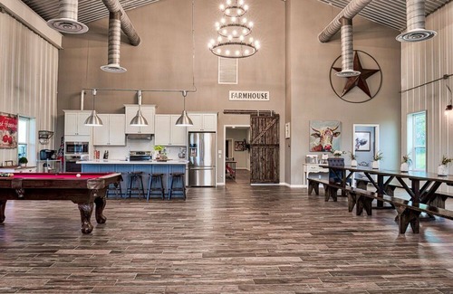 Brenham House | Barndo -7 acres- sleeps 28! Great for groups, custom fire pit area, pool table!