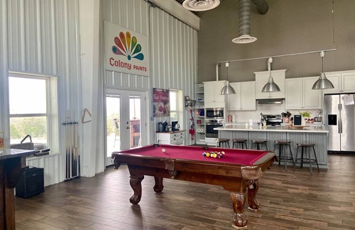 Brenham House | Barndo -7 acres- sleeps 28! Great for groups, custom fire pit area, pool table!
