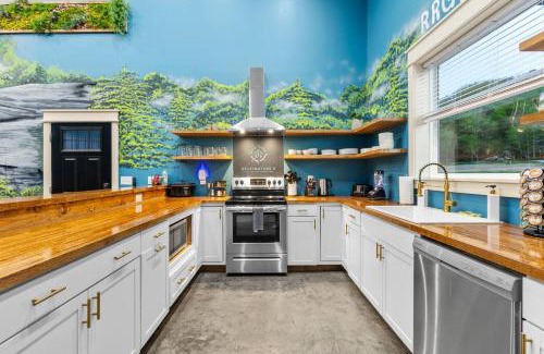 Stanton House | Barndo/Ample Parking/Access to Red River/Hot Tub