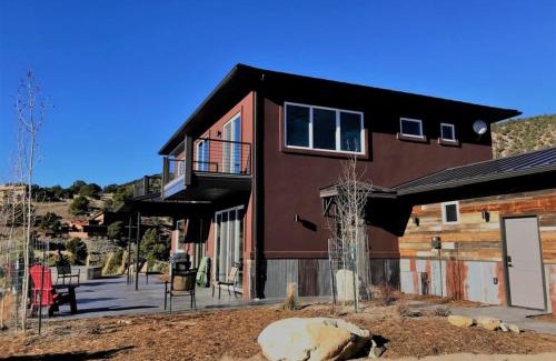 Salida House | Barnwood Chateau With 2 Master Suites Hot Tub